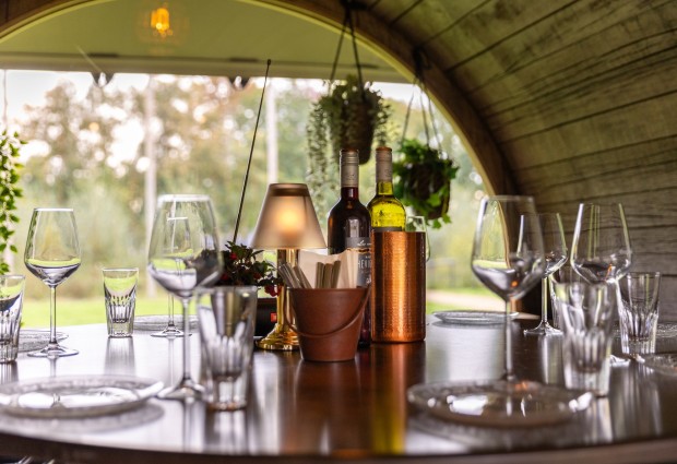 uniek restaurant dineren in wijnvat