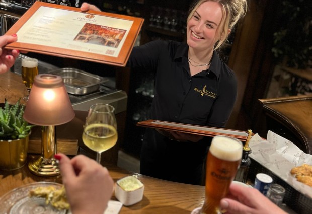 Othmar bier en diner bij Gasterij Oatmössche
